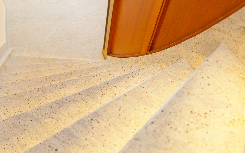 Diseño de escalera curva de estilo de casa de campo pequeña con escalones de mármol, contrahuellas de mármol y barandilla de madera