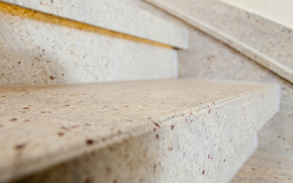 Inspiration pour un petit escalier courbe rustique en marbre avec des contremarches en marbre et un garde-corps en bois.