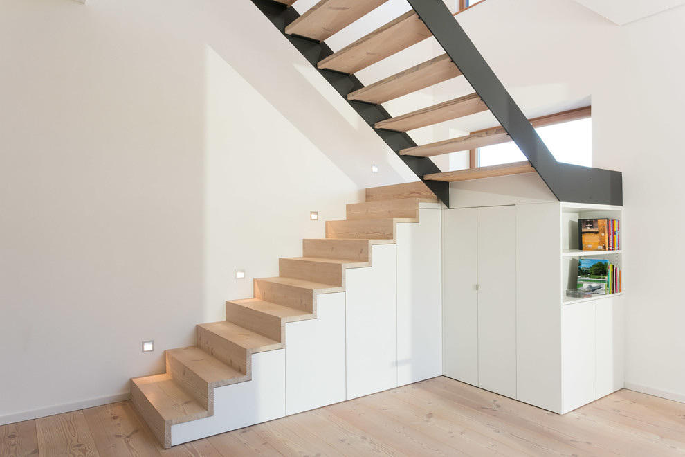 Foto de escalera en L moderna pequeña con escalones de madera y contrahuellas de madera