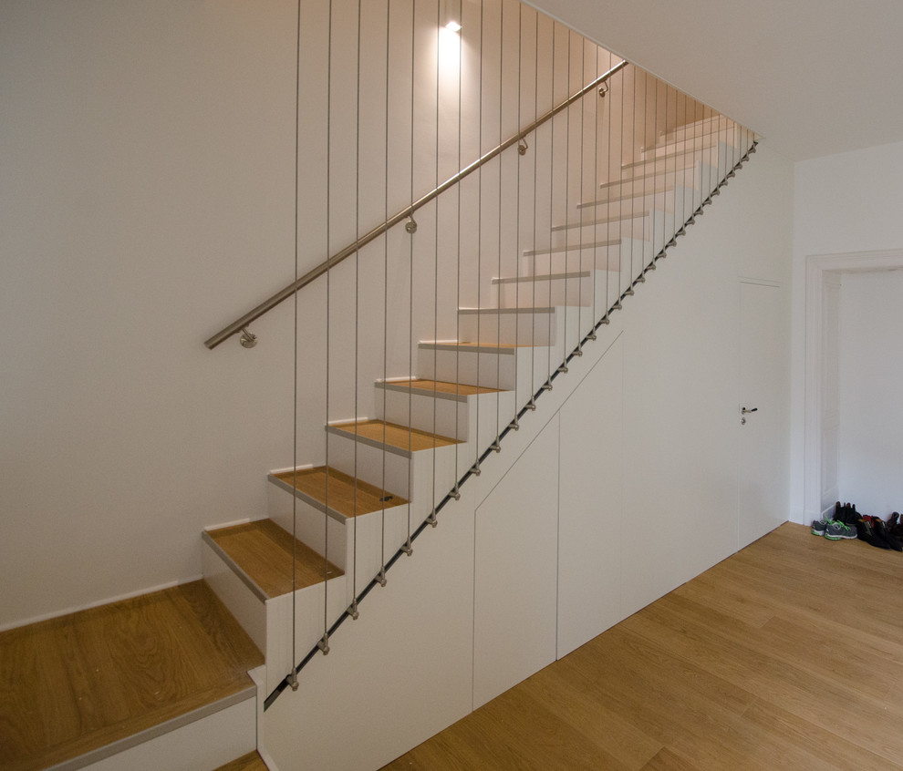 Moderne Holztreppe in L-Form mit Holz-Setzstufen in Düsseldorf