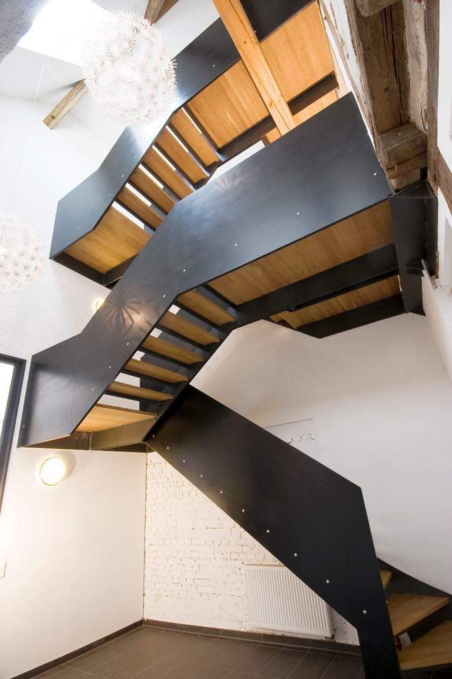 Aménagement d'un grand escalier sans contremarche contemporain en U avec des marches en bois.
