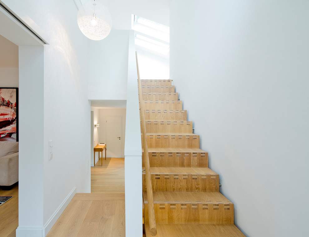 Cette photo montre un escalier droit tendance de taille moyenne avec des marches en bois et des contremarches en bois.