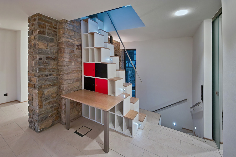 Идея дизайна: маленькая прямая лестница в современном стиле с деревянными ступенями, крашенными деревянными подступенками и кладовкой или шкафом под ней для на участке и в саду