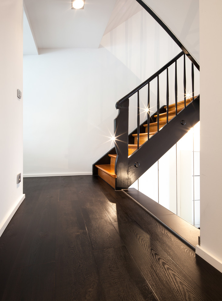 Cette photo montre un escalier tendance en L de taille moyenne avec des marches en bois et des contremarches en bois.