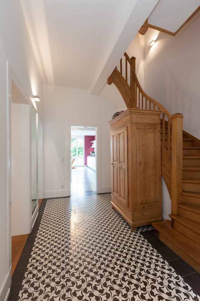 Exemple d'un grand escalier courbe éclectique avec des marches en bois et des contremarches en bois.