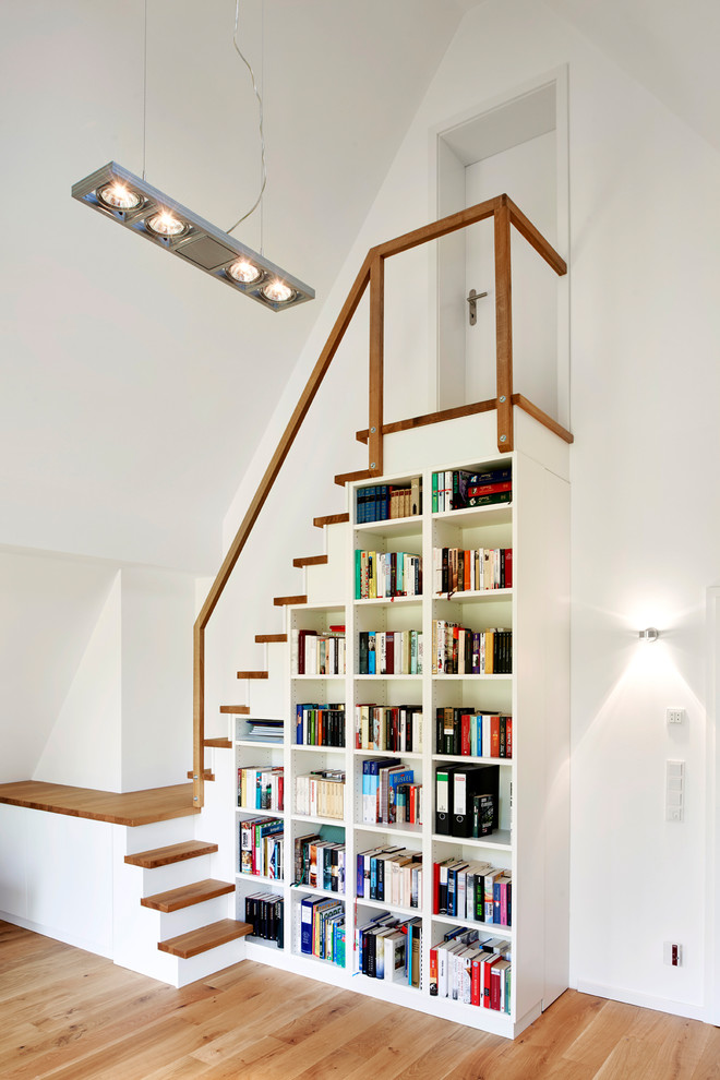 Kleine Moderne Treppe in U-Form mit Holz-Setzstufen in Essen