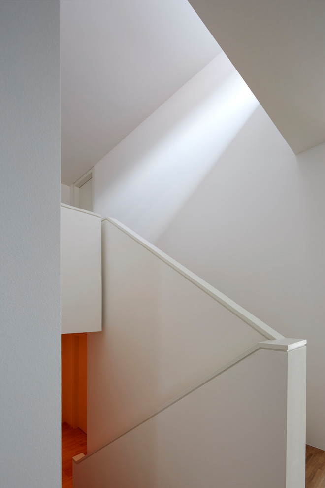 Idées déco pour un petit escalier droit contemporain avec des marches en bois, des contremarches en bois et un garde-corps en matériaux mixtes.