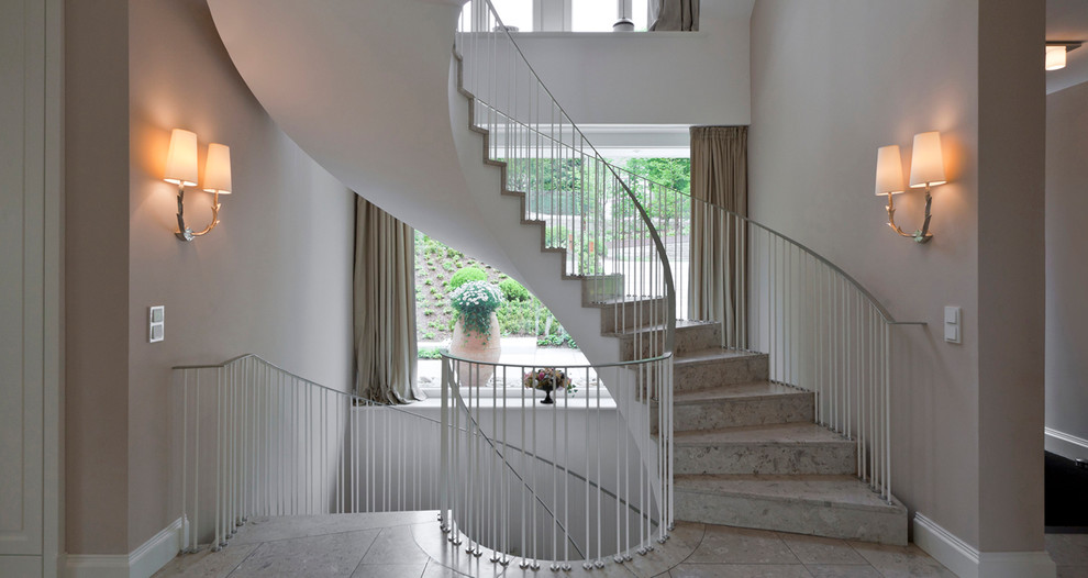 Aménagement d'un grand escalier carrelé hélicoïdal classique avec des contremarches carrelées.