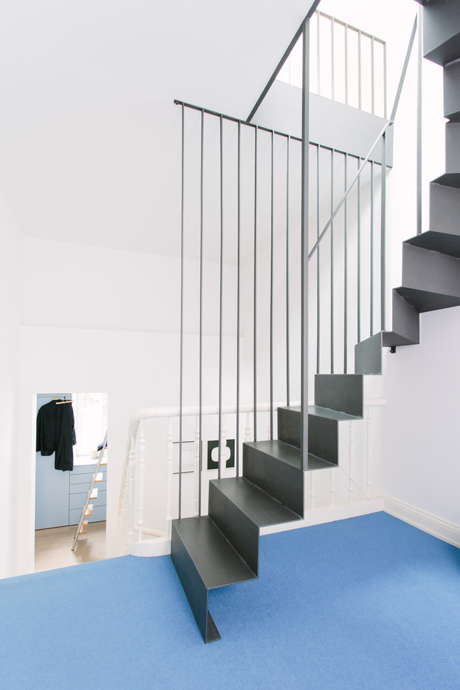Exemple d'un petit escalier courbe industriel avec des marches en métal, des contremarches en métal et un garde-corps en métal.
