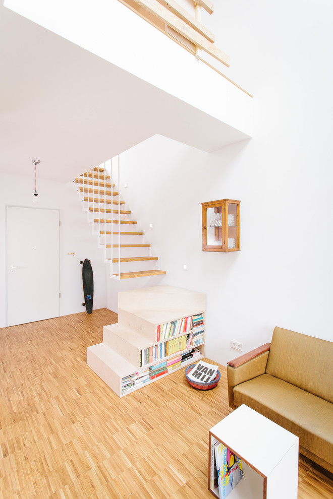 Cette image montre un petit escalier sans contremarche droit minimaliste avec des marches en bois peint.