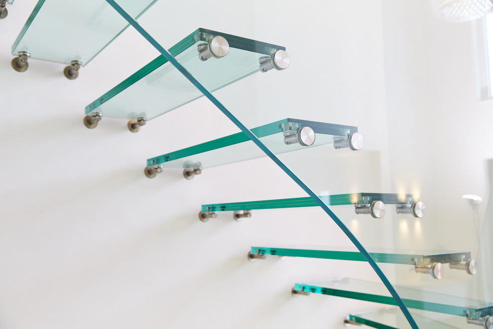 Réalisation d'un escalier sans contremarche flottant design de taille moyenne avec des marches en verre.