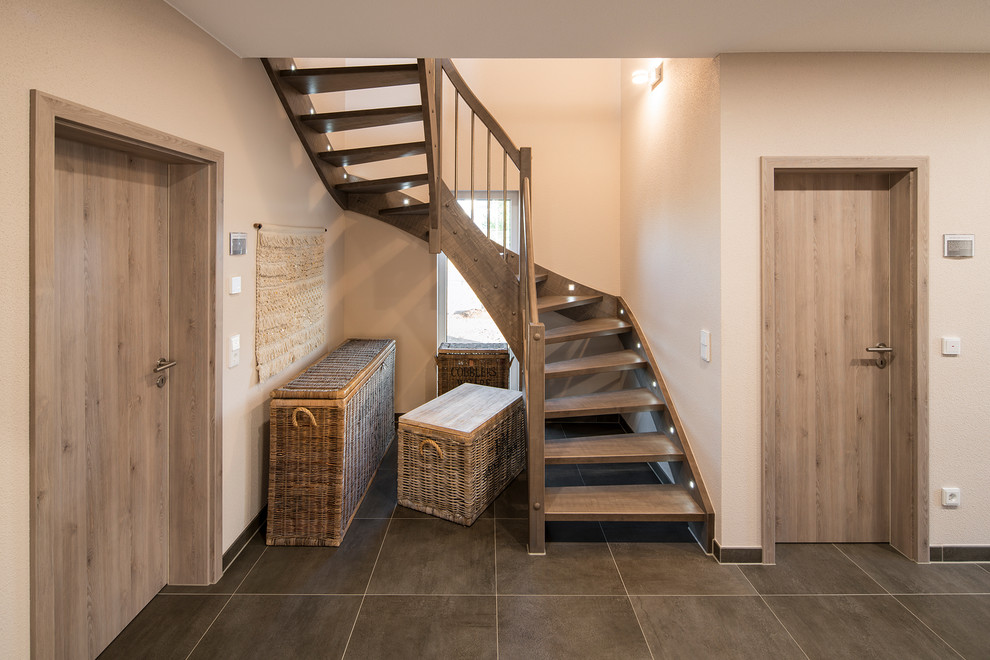 Свежая идея для дизайна: п-образная лестница в современном стиле с деревянными ступенями и перилами из смешанных материалов без подступенок - отличное фото интерьера