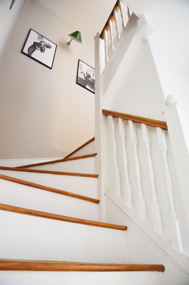 Источник вдохновения для домашнего уюта: маленькая изогнутая лестница в стиле шебби-шик с деревянными ступенями, деревянными перилами и обоями на стенах для на участке и в саду