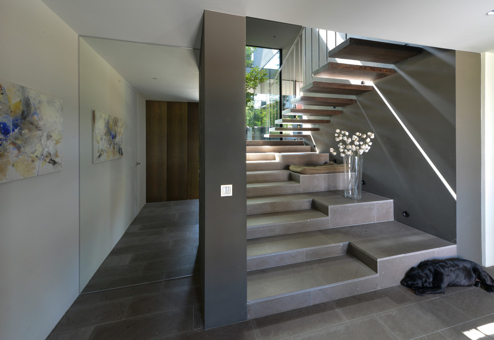 Imagen de escalera recta actual con escalones con baldosas y contrahuellas con baldosas y/o azulejos