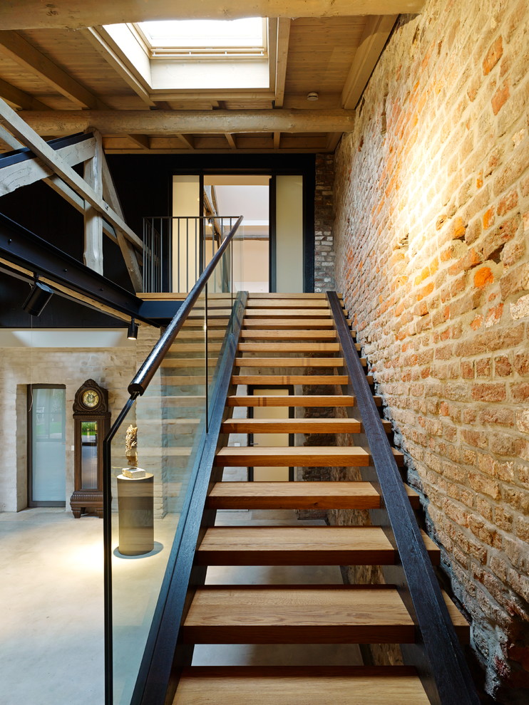 Design ideas for a rustic wood straight staircase in Cologne with open risers.