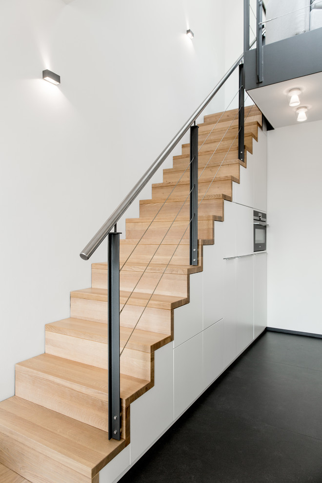 Gerade, Mittelgroße Moderne Holztreppe mit Holz-Setzstufen und Stahlgeländer in Hamburg