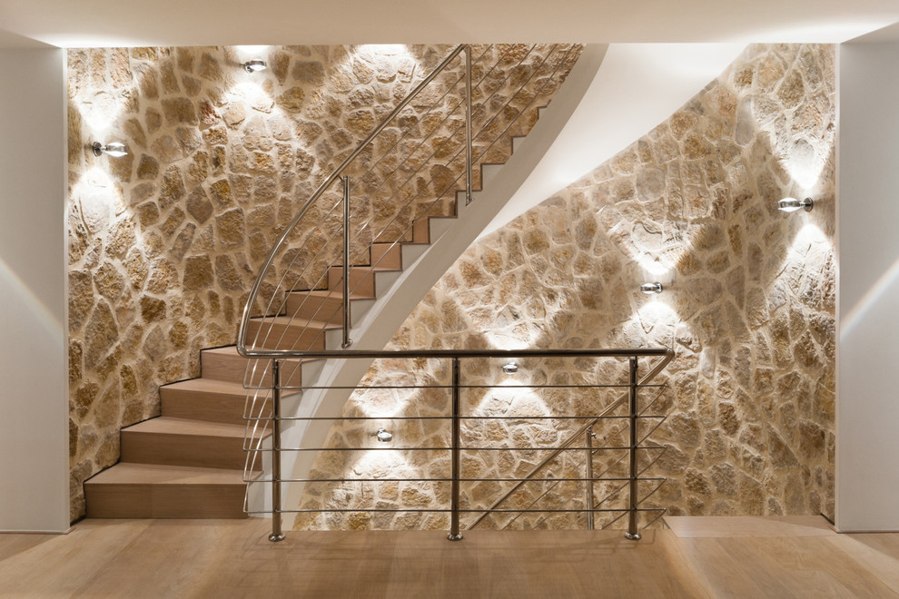 Пример оригинального дизайна: изогнутая деревянная лестница среднего размера в средиземноморском стиле с деревянными ступенями
