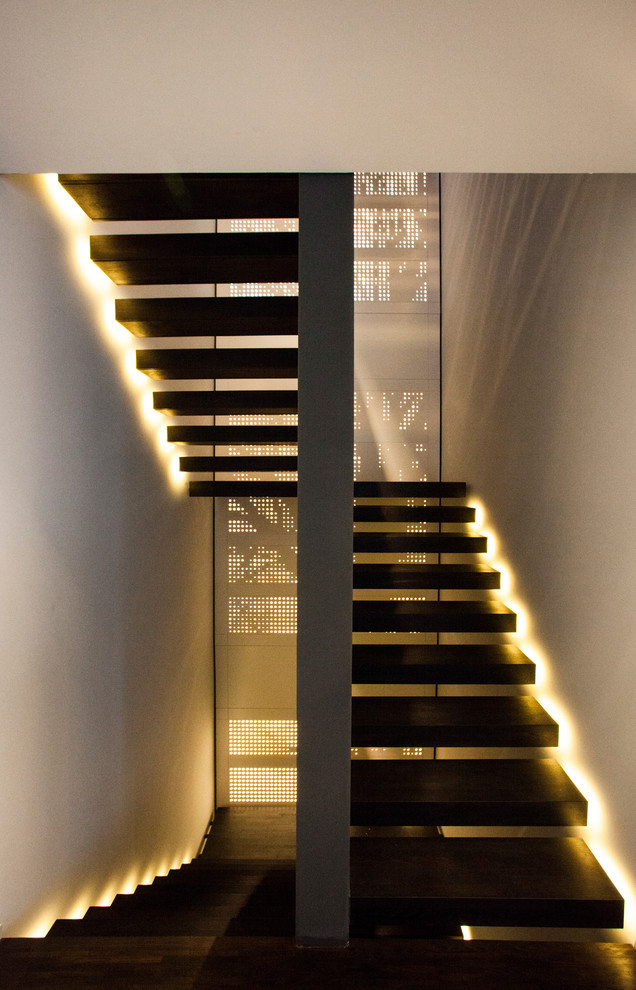 Example of a large minimalist u-shaped open staircase design in Frankfurt