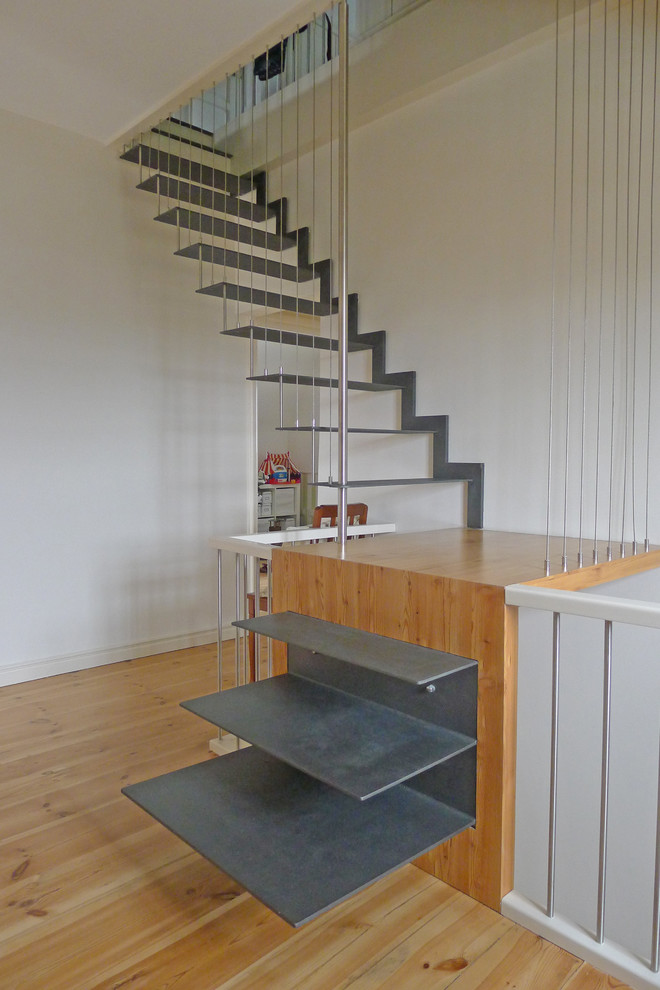 Ejemplo de escalera recta actual de tamaño medio sin contrahuella con escalones de metal