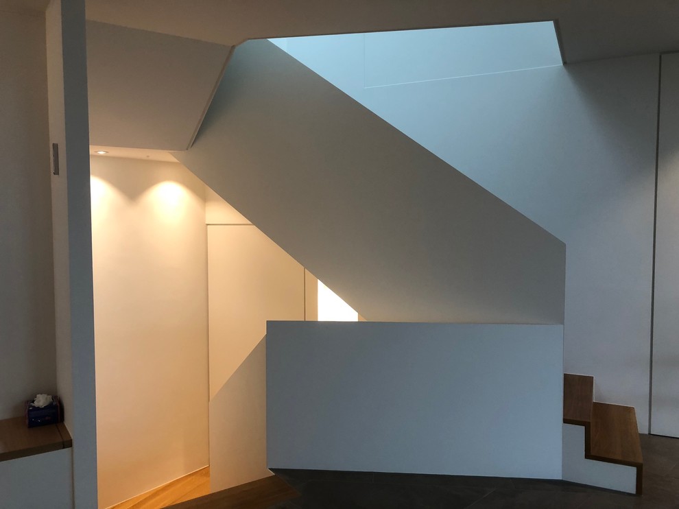 Стильный дизайн: большая прямая лестница в современном стиле с деревянными ступенями и металлическими перилами - последний тренд