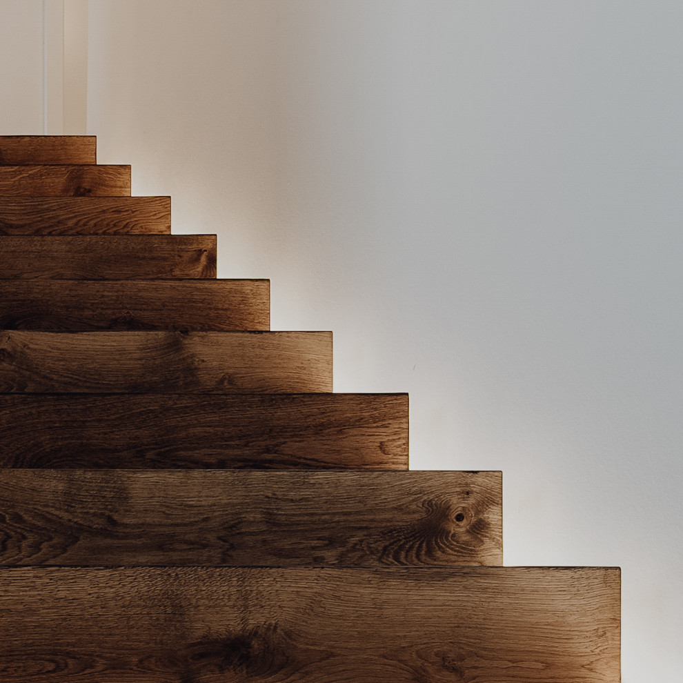 Foto de escalera recta minimalista grande con escalones de madera y contrahuellas de madera