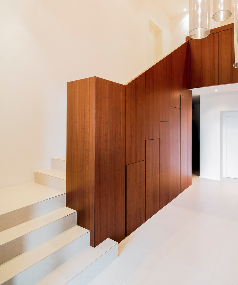 Источник вдохновения для домашнего уюта: угловая лестница среднего размера в стиле модернизм с кладовкой или шкафом под ней