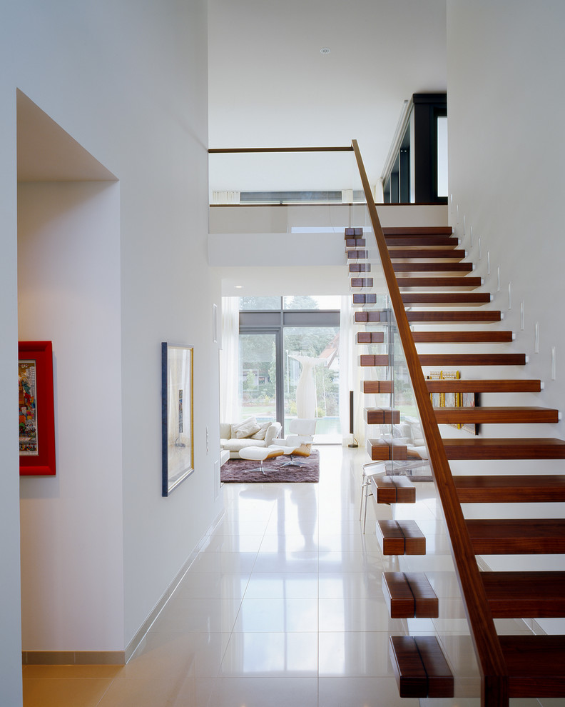 Imagen de escalera recta actual grande sin contrahuella con escalones de madera