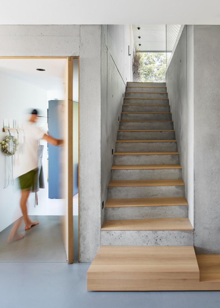 Источник вдохновения для домашнего уюта: большая прямая бетонная лестница в современном стиле с деревянными ступенями
