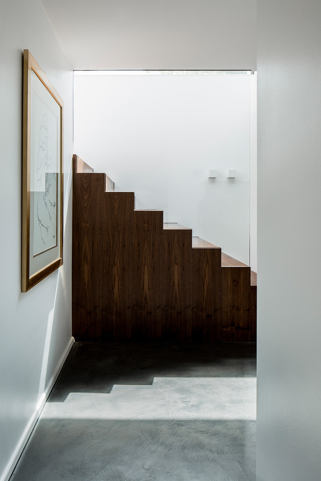 Modelo de escalera recta moderna extra grande con escalones de madera, contrahuellas de madera y barandilla de vidrio