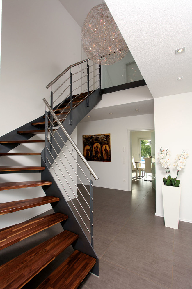 Moderne Holztreppe in L-Form mit Stahlgeländer in Sonstige