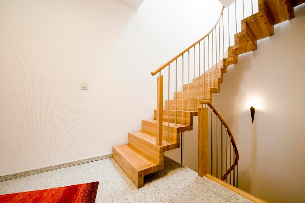 Стильный дизайн: лестница среднего размера в современном стиле с деревянными ступенями - последний тренд