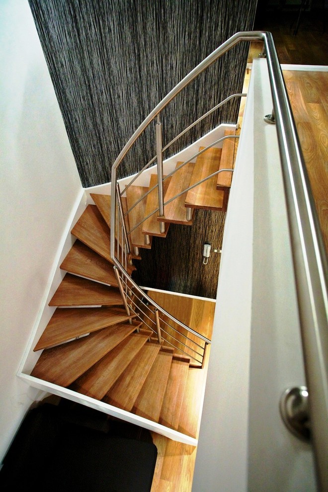 Foto de escalera curva contemporánea grande sin contrahuella con escalones de madera