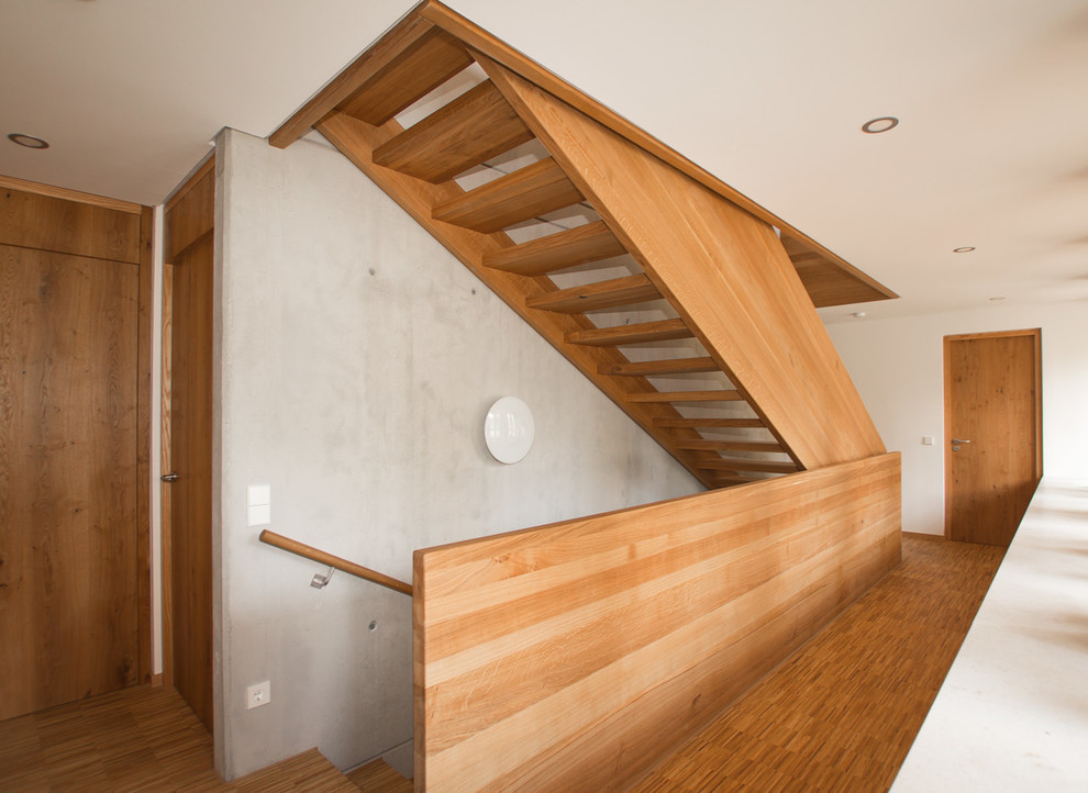 Gerade, Mittelgroße Moderne Holztreppe mit offenen Setzstufen in Stuttgart