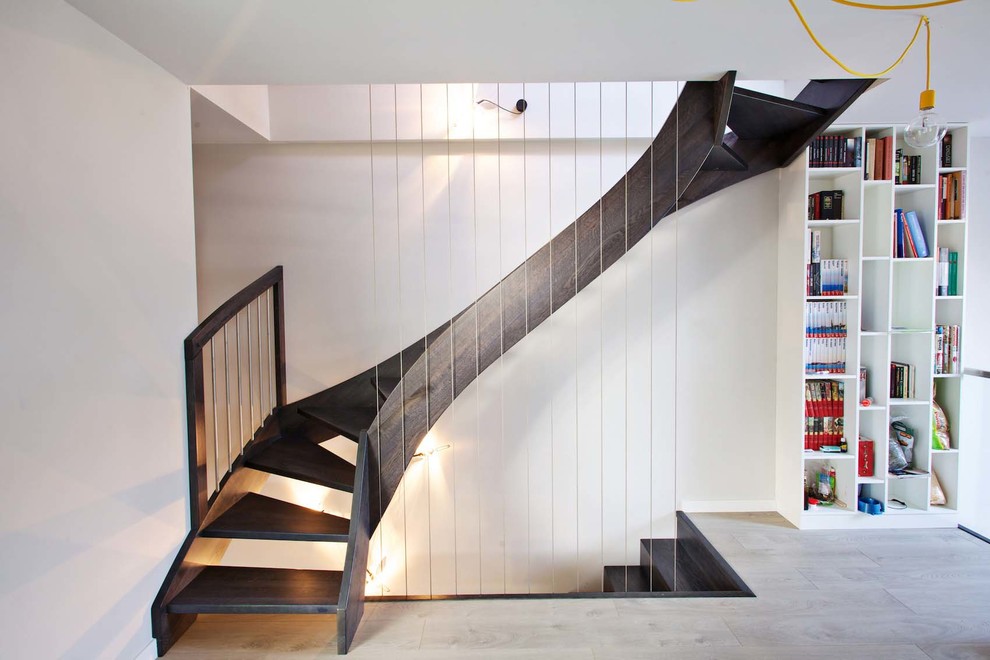 Idées déco pour un grand escalier sans contremarche courbe contemporain avec des marches en bois.