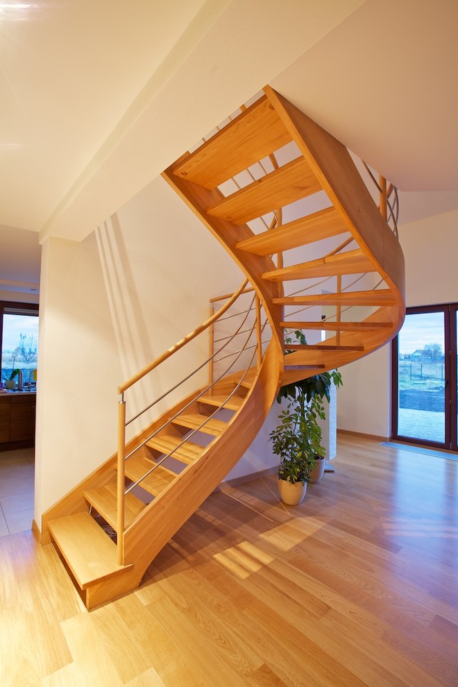 Gewendelte, Große Klassische Holztreppe mit offenen Setzstufen in Sonstige