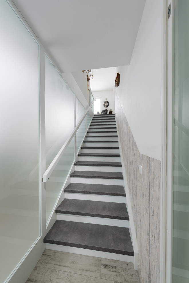 Gerade, Mittelgroße Moderne Treppe in Frankfurt am Main