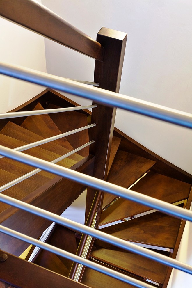 Gewendelte, Geräumige Klassische Holztreppe mit offenen Setzstufen in Sonstige