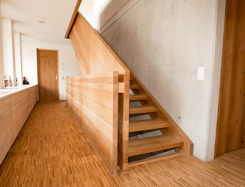 Пример оригинального дизайна: прямая лестница в современном стиле с деревянными ступенями