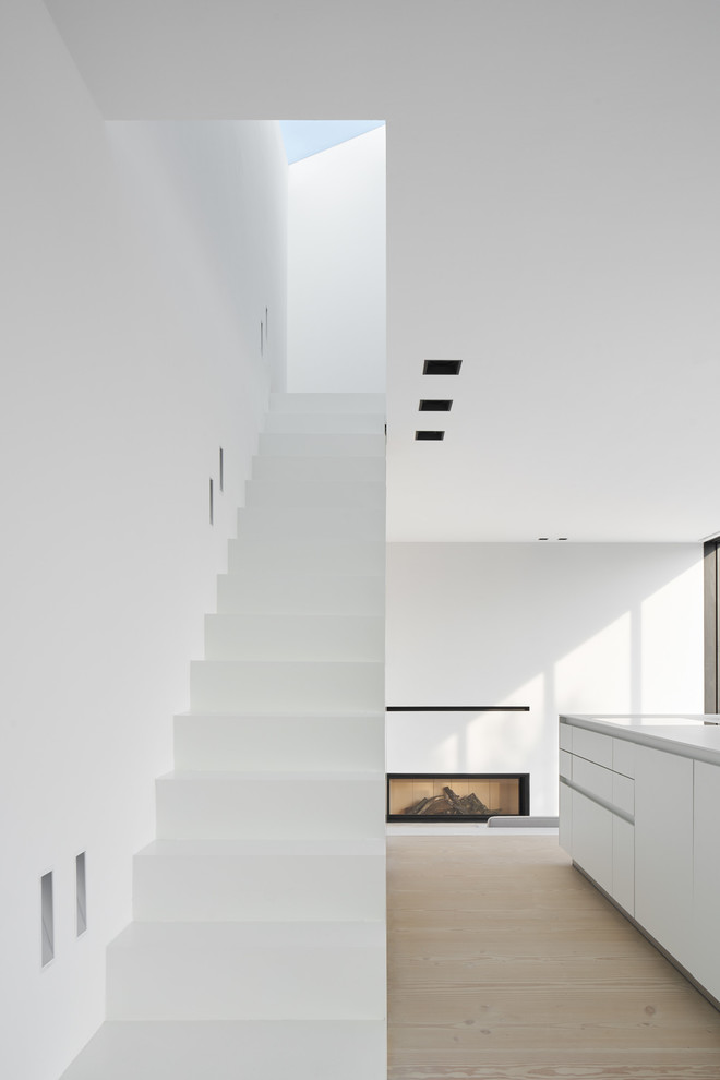 На фото: прямая бетонная лестница среднего размера в стиле модернизм с бетонными ступенями
