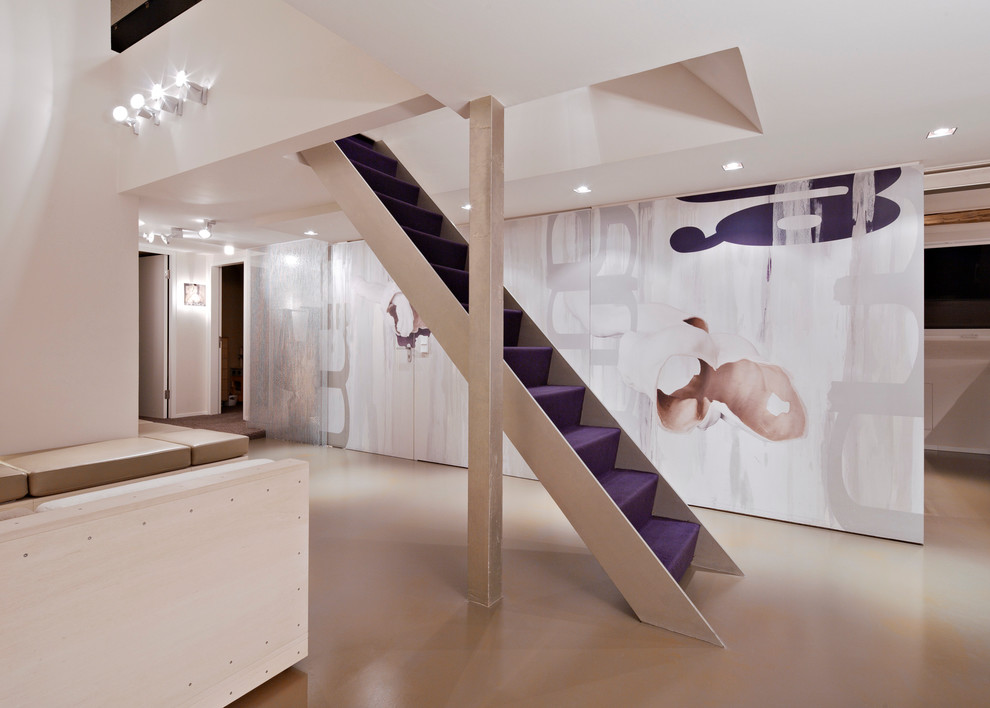 Gerade, Kleine Moderne Treppe mit Teppich-Treppenstufen und Teppich-Setzstufen in Köln