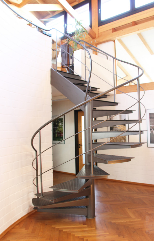 Diseño de escalera de caracol industrial de tamaño medio con escalones de metal y barandilla de metal
