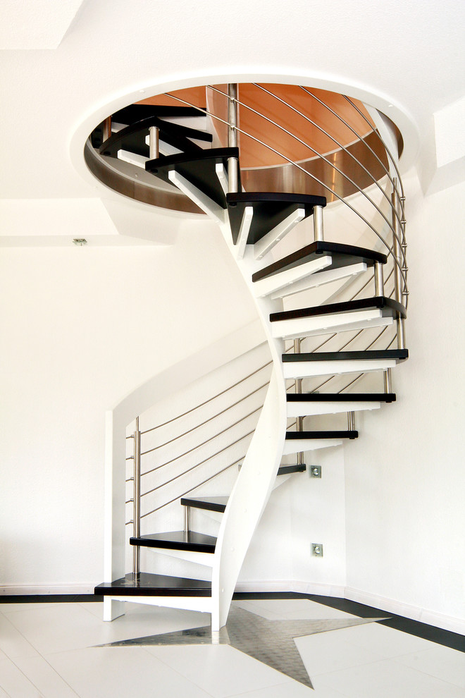 Пример оригинального дизайна: винтовая лестница среднего размера в стиле ретро с деревянными ступенями без подступенок