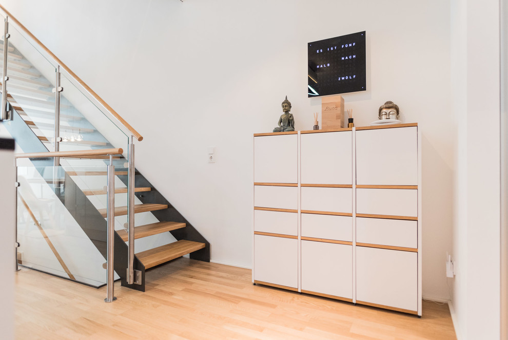 Aménagement d'un petit escalier sans contremarche droit scandinave avec des marches en bois peint et un garde-corps en matériaux mixtes.