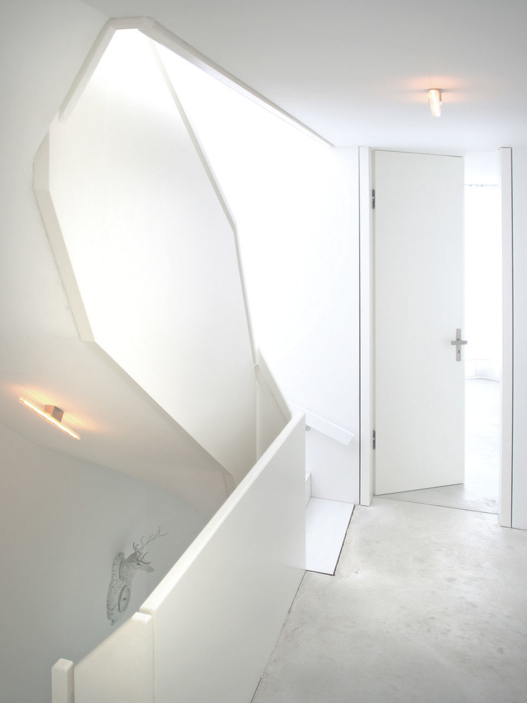 Стильный дизайн: изогнутая лестница среднего размера в современном стиле - последний тренд