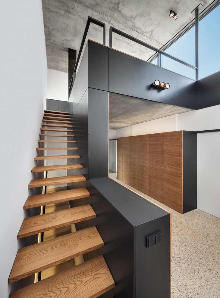 Cette image montre un escalier droit minimaliste de taille moyenne avec des marches en bois et éclairage.