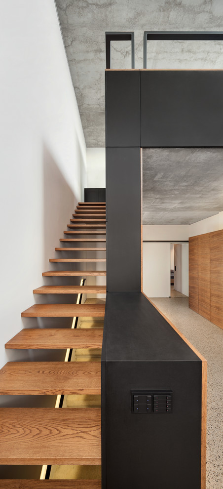 Diseño de escalera recta minimalista de tamaño medio con escalones de madera