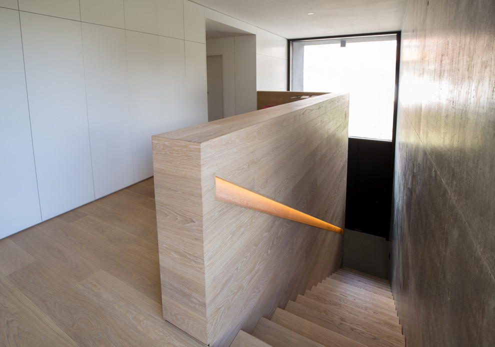 This is an example of a medium sized contemporary staircase in Cologne.