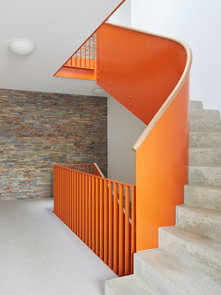 Cette photo montre un escalier courbe tendance en béton de taille moyenne avec des contremarches en béton et éclairage.