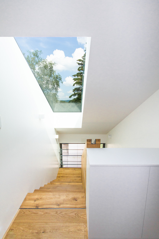 Idées déco pour un escalier droit contemporain de taille moyenne avec des marches en bois.