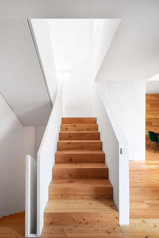 Große Moderne Treppe in U-Form mit Holz-Setzstufen in München